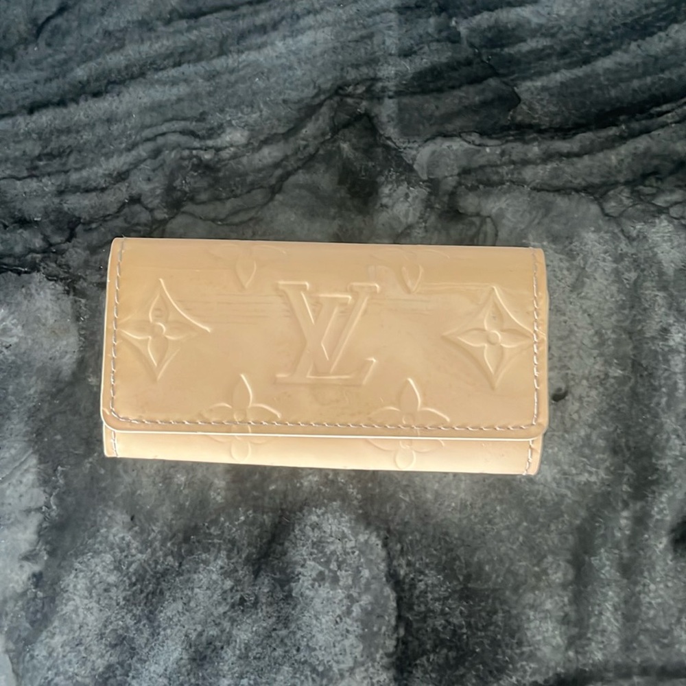 Louis Vuitton Vernis key case.